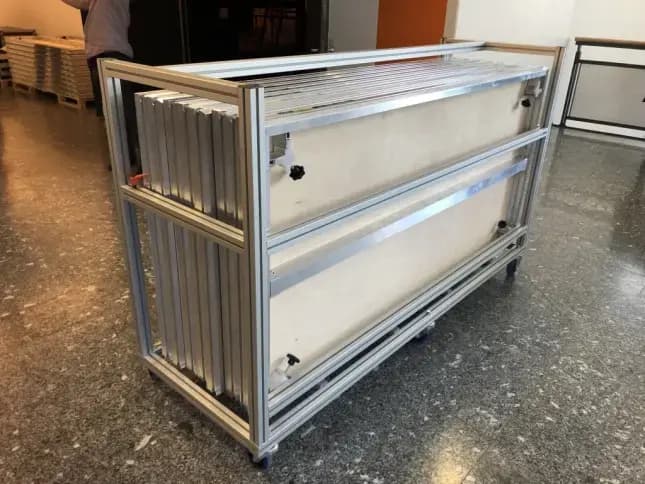 Chariot praticables aluminium modulaire pour transport et rangement de podium sur tranche