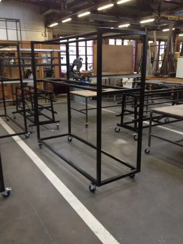 Détail construction chariot projecteurs acier - roulettes freins