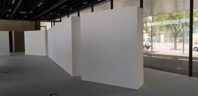 Bloc cimaise mobile modulaire en profilmés 45x45mm avec parement MDF M1 pour construction décors