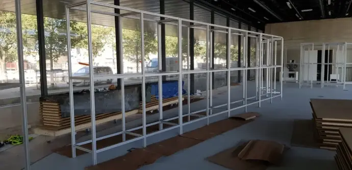 Assemblage bloc cimaise mobile pour murs linéaires et perpendiculaires en construction modulaire