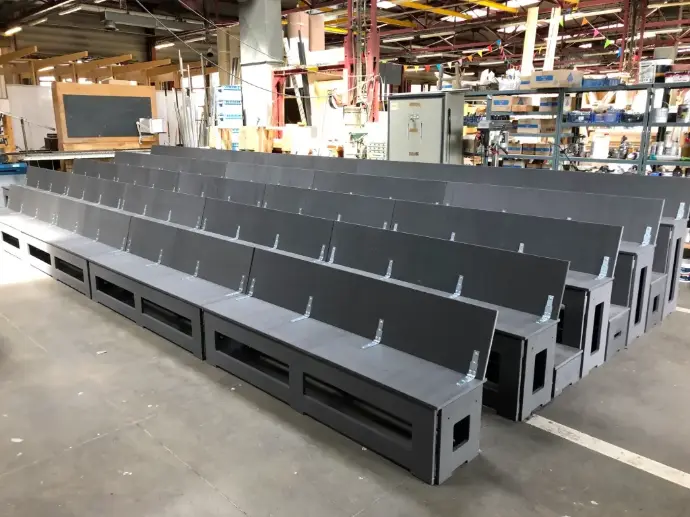Gradins modulables démontables en MDF teiné pour événements et salles de spectacle