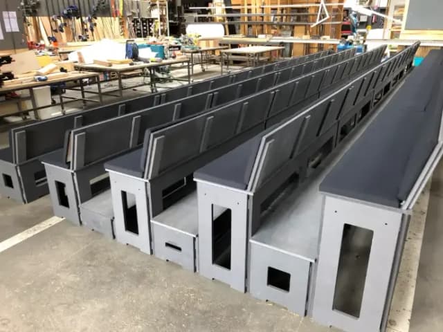 Détail assemblage gradins modulables avec boulons papillon M8 pour montage rapide