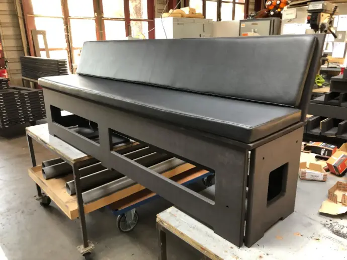 Configuration gradins modulables MDF pour événements avec différentes hauteurs