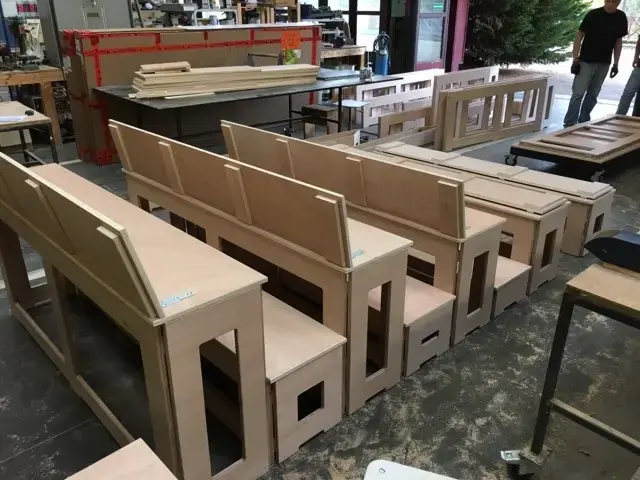 Configuration gradins modulables MDF pour événements avec différentes hauteurs