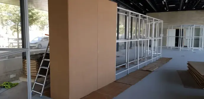 Détail finition bloc cimaise mobile avec jointage et ponçage professionnel