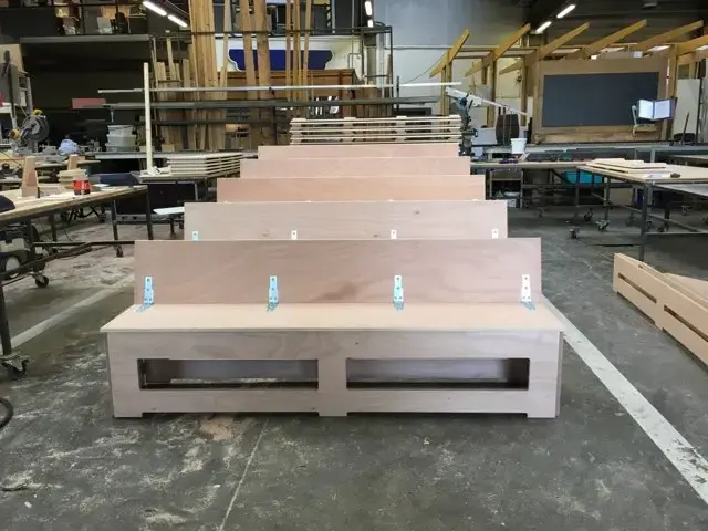Détail assemblage gradins modulables avec boulons papillon M8 pour montage rapide